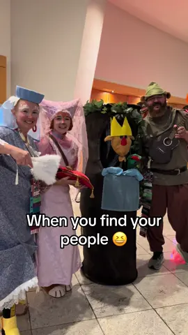 Dragon Con ~ Day 3 💕 Found some more Robin Hood cosplayers to hang out with for a bit!  #dragoncon2025 #robinhood #eightieskid #cosplay 