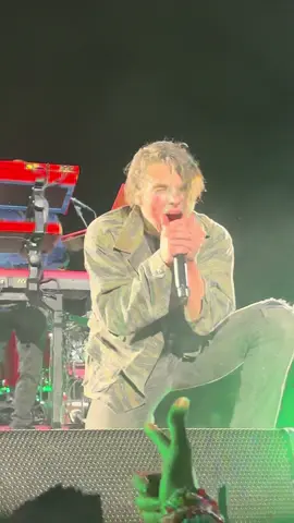 ripped his pants.. #gerardway #mychemicalromance #mcr #longlivetheblackparade #mcrchicago 