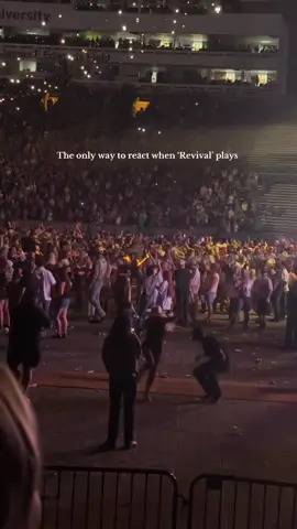 When Revival starts, nothing else matters 😆 💃 🕺 #zachbryanrevival #zachbryan #revival #zachbryanconcert 