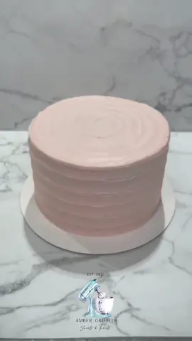Cake designs do not need to be difficult! #cake #cakedecor #buttercreamcake #buttercream #vanillacake 