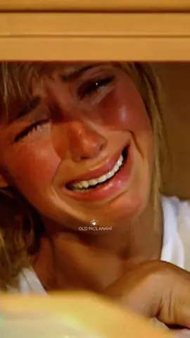 O melhor solo da Anahí no RBD? 🎤 “Algún Día”, faixa solo de Anahí no terceiro álbum de estúdio do RBD, Celestial (2006), é até hoje uma das favoritas dos fãs. A canção, que fala sobre um amor perdido, se transformou em um momento especial dos shows do grupo: era quando Anahí aproveitava para interagir com o público e transmitir mensagens de força e esperança — sobre acreditar em si mesmo e seguir em frente, mesmo quando os dias não estão fáceis: “estoy triste, pero estoy de pie”. 🥺 Curiosidade: Algún Día foi a única música não-single do RBD a ser premiada, levando o título de “Canção Romântica” no Premios Juventud 2007. 🏆 E para alegria dos fãs, em 2023 Anahí cantou um trecho da música durante um soundcheck da Soy Rebelde Tour em São Paulo. 🥹✨ ✨️ ANAHÍ – 40 ANOS DE CARREIRA ✨️ #anahi #rbd #rebelde #miacolucci 