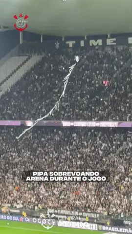 Pipa no alto🏴🏳️ Uma pipa com o símbolo do Corinthians sobrevoou o estádio durante o Derby Paulista. 📹 @cirohey / Central do Timão  #centraldotimao #corinthians #sccp #timao #coringao  