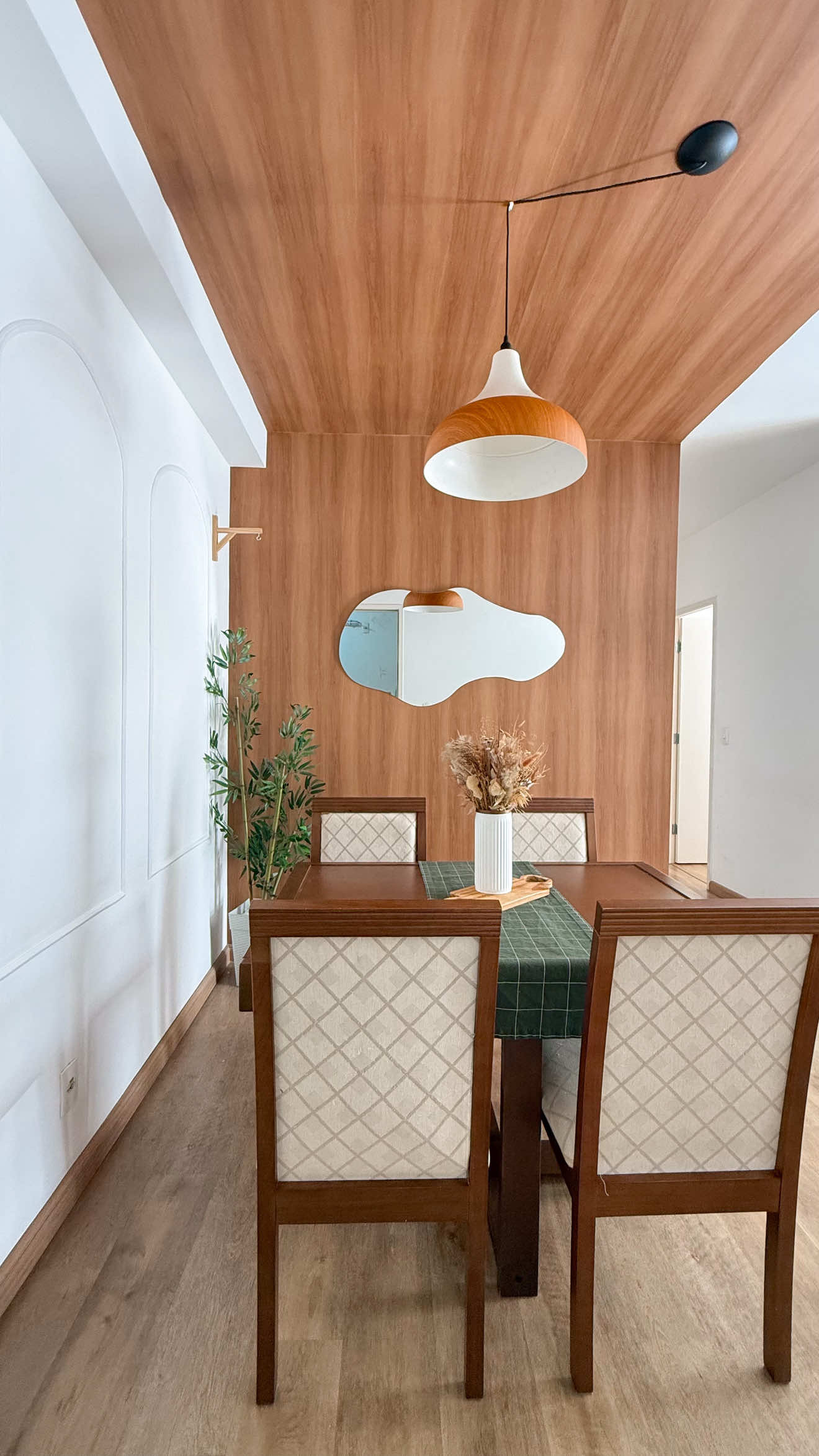 E aí, oque achou do resultado dessa transformação?🤩 Resultado final transformando a sala de jantar da nossa seguidora, Ficou incrível de mais né? 😍 Comenta “EU QUERO” que te mando o link dos itens de decoração 😉 Colocamos nas parede o adesivo vinil amadeirado da @plastsign que trouxe muito aconchego e modernidade,  utilizamos o modelo Amadeirado Carvalho 1705 NOS TEMOS CUPOM DE DESCONTO no @plastsign : “LARDOSMENINOS” TE DA DESCONTO NO SITE TODOOOO😍 Fácil instalação, muda o ambiente sem reforma, e fica lindo de mais né 😻 Molduras em boiserie feitas em EVA do @meurodape pergeitas pra trazer um toque de decoração para as paredes cupom de desconto: LARDOSMENINOS 😉 E ai, gostou dessa sala nova? Eu amei 😻 #sala #decor #saladejantar #transformacao #saladecorada      