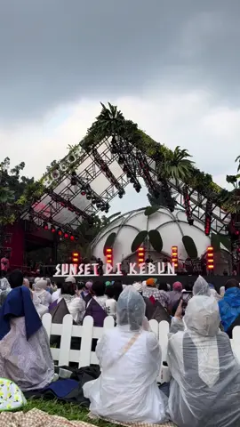 Opening show Tulus yang selalu ku tunggu-tunggu. Kali ini opening song nya Jangan Cintai Aku 🥰😍🫶🏼 #tulus #temantulus #jangancintaiaku #sunsetdikebun #kebunrayabogor 