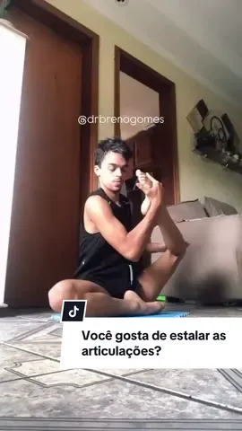 Você gosta de estalar as articulações? Muita gente tem esse hábito — alguns até dizem que relaxa. Mas a verdade é que o “barulhinho” não significa que a articulação voltou pro lugar ou que está se “lubrificando”. 🧠 O que realmente acontece? ➡️ É a liberação de gases dentro da articulação. ➡️ Quando vira um hábito repetitivo, pode sobrecarregar ligamentos e cartilagens. ➡️ Em quem já tem dor ou instabilidade, o estalo pode piorar os sintomas. 💡 Dica de ouro: se você sente dor, inchaço ou instabilidade junto com os estalos, procure avaliação médica. Prevenir agora é sempre melhor do que tratar depois. 📲 Siga @drbrenogomes para aprender a cuidar das suas articulações com segurança. 💬 E me conta: você tem esse hábito? #ortopedia #dorarticular #coluna #joelho #punho   