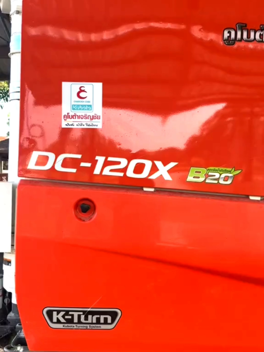 hai chiếc máy cắt lúa DC 120 x