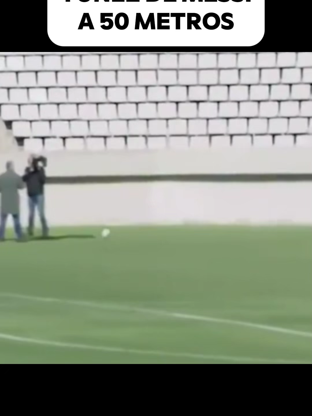 Messi le hace tunel a un reportero a 50 metros