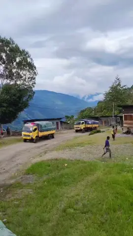 lajuran truk 4x4 lintas Papua 