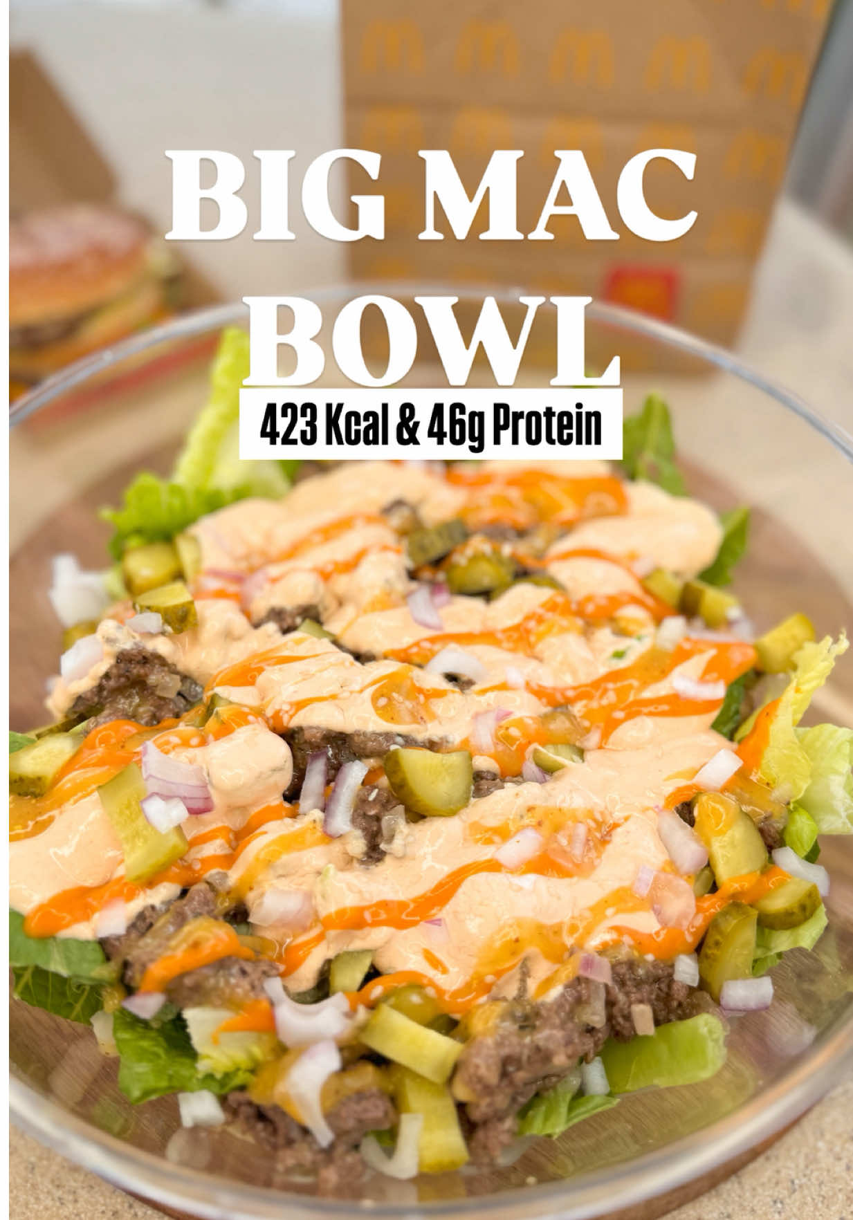 BIG MAC BOWL zum Abnehmen - NUR 423 Kcal 🤤🥗🍔  📌 Speichert euch das Rezept am besten direkt ab, damit ihr es schnell wieder findet und direkt nachmachen könnt. Hellooo ihr lieben, Diese Big Mac Bowl hat es mir richtig heftig angetan. 🥰 Schmeckt einfach wie ne übelst krasse Sunde! 🤯🤤 Ich weiß noch, wie ich früher so oft Nachts durch den Mc Drive gefahren bin und die halbe Karte bestellt hab.  Gegessen wurde das Ganze dann auf nem dunklen Parkplatz. Sollte ja keiner sehen, dass die Dicke sooo viel isst 🙈  Damit ist jetzt Schluss. Gesunde Big Mac Bowl, die in JEDE Diät passt. 🥳 ➡️ Wie oft gibt’s die Susi BIG MAC Gerichte bei euch & was sind deine TOP 3 More Light Foodies? 😍 *Gibt‘s bei morenutrition.de. Mit meinem Code SUSI bekommst du immer den maximalen Rabatt! 🎉.  ✨Zutaten 200g Eisbergsalat  1 Zwiebel  80g Gewürzgurken 150g Rinderhack fettarm  50g Streukäse, light  More Spice Roasted Onion / Tofuwürzer / Knobilicious* 2Kcal Ölspray* 15 g Tomatenmark  40g Ketchup Light  40g Joghurt 2% (nach griech. Art) 20g Senf  1EL Gurkenwasser ✨ Zubereitung  1. Etwas 2Kcal Ölspray in eine Pfanne geben und die Zwiebeln mit dem Hack zusammen anbraten. 2. ⁠Alles würzen und den Käse mit in die Pfanne geben und vermengen.  Jetzt den Salat waschen, Gewürzgurken dazu geben und mit der Hackmasse vermengen. 3. Für die Sauce Tomatenmark, Gurkenwasser, Senf und Joghurt vermischen und mit dem Rest der Bowl vermengen. 4. ⁠Zum Schluss noch die light Gourmet Sause oben drauf. Fertig! 🔥1 große Portion: 423Kcal, P 46g KH 20g , F 16g #bigmac #mealprepglas #highprotein #abnehmen #rezepte                    