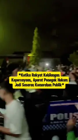 Kerusakan mobil polisi dalam aksi massa bukan hanya kerugian materiil, tetapi simbol bahwa rakyat kehilangan harapan pada aparat. Rakyat yang kecewa menilai hukum sudah jauh dari rasa keadilan, sehingga aparat pun dianggap tidak lagi menjalankan peran sejatinya sebagai pelindung rakyat.   Momentum ini harus jadi refleksi bersama. Aparat penegak hukum perlu membuktikan integritas dengan sikap netral, humanis, dan tidak represif. Hanya dengan cara itulah kepercayaan rakyat bisa dipulihkan, dan benturan antara aparat dan rakyat bisa dihindari di masa depan.   #KetikaRakyatHilangKepercayaanAparatJadiSasaran #RakyatButuhKeadilanBukanRepresi #HukumHarusTegakUntukSemua  