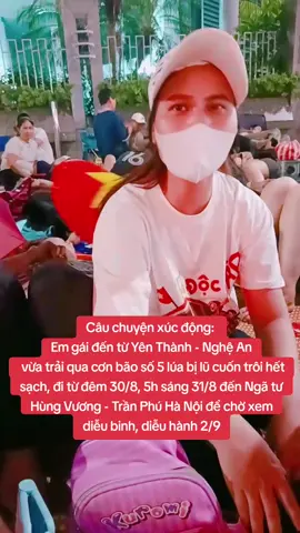 Cảm phục trước tinh thần yêu nước hiếm có của bạn gái trẻ đến từ quê Bác! #tiktoklive #livehighlights #hanoinews #A80 #viral 