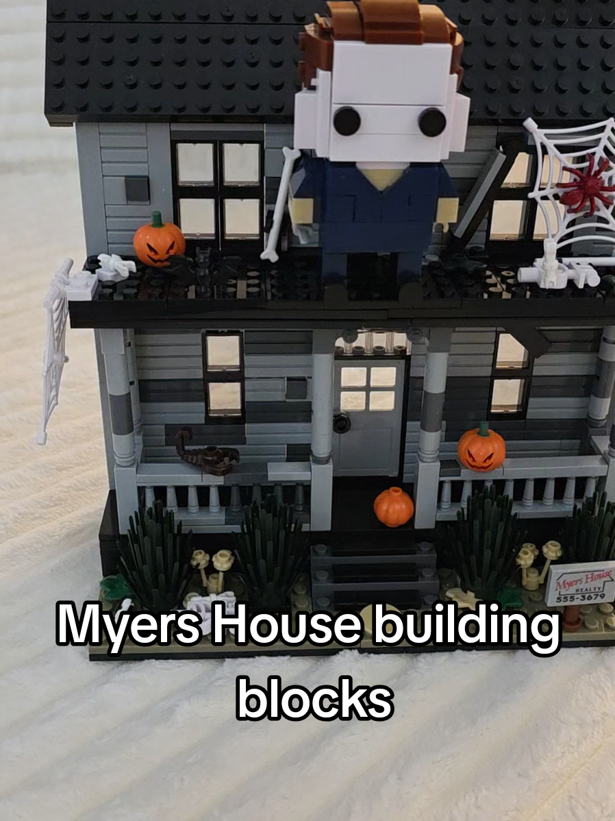 Obsessed with this spooky block set! #michaelmyers #buildingblockset #spookyblockset #spookyseasonactivities #halloweenblocks 