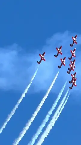 Some epic moves @CIAS Toronto Airshow #airshow #toronto #jet #snowbirds #cfsnowbirds 