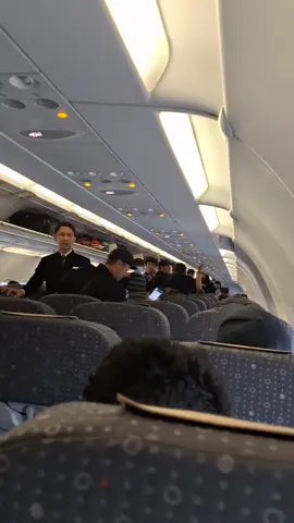 suasana penumpang di dalam pesawat batik air dan dibantu oleh pramugara untuk mempersiapkan diri untuk terbang#batik air#lion grup