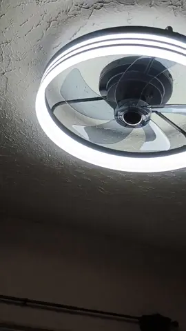 ABANICOS CON LUCES LEDS Y CONTROL REMOTO MUY UTILES PARA EL HOGAR #casa #apartamento #remodelacion #tiktokshop #fyp 