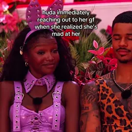 ace in the middle of all ts 😭😭 #wlw #huda #chelley #LoveIsland #fyp 