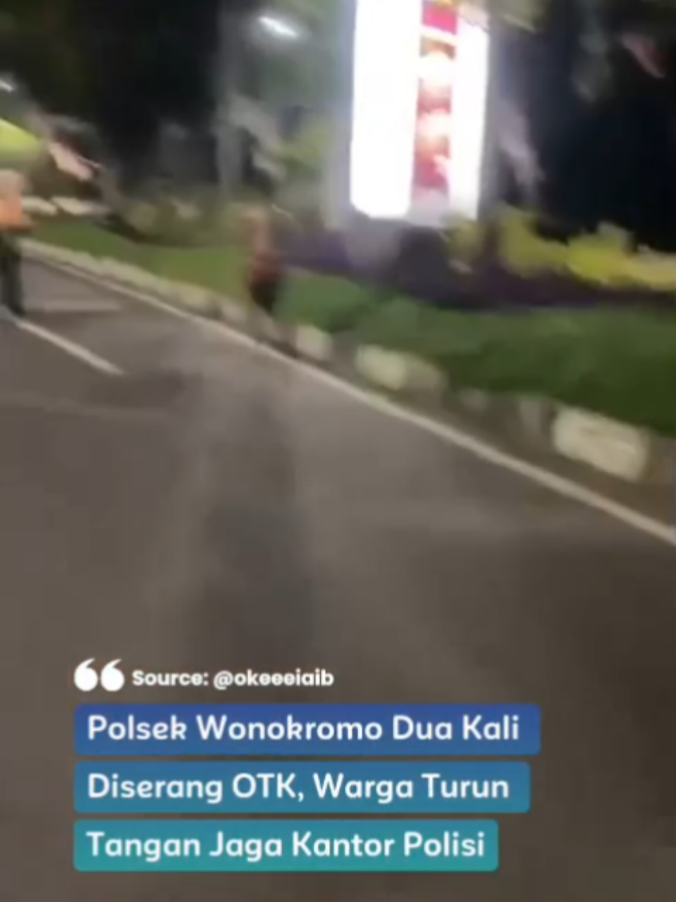 Polsek Wonokromo Dua Kali Diserang OTK, Warga Turun Tangan Jaga Kantor Polisi Polsek Wonokromo, Surabaya, diserang orang tak dikenal (OTK) sebanyak dua kali pada Sabtu (30/8) malam hingga Minggu (31/8) dini hari. Serangan pertama terjadi pukul 22.20 WIB, disusul gelombang kedua sekitar pukul 00.30 WIB. Warga sekitar Terminal Joyoboyo spontan turun tangan membantu aparat menjaga kantor polisi dari amukan massa. Kapolsek Wonokromo Kompol Hegy Renanta Koswara menyebut warga tidak rela lingkungannya dirusak sehingga ikut melindungi Polsek. Hingga dini hari, polisi bersama warga tetap berjaga dan menggelar siskamling di sejumlah titik untuk mencegah serangan susulan. #radarsurabaya #jawapos #viral #surabaya #fyp 