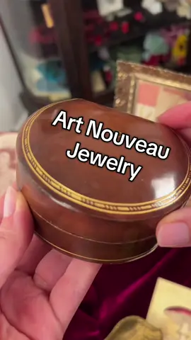 Our latest box opening reveals a dazzling collection of Art Nouveau jewels — glowing pearl rings and dreamy enamel brooches that capture the elegance of turn-of-the-century design. 🌿💍 Which piece would you slip on first? #ArtNouveauJewelry #AntiqueJewelry #JewelryUnboxing #PearlRing #EnamelBrooch #HeirloomStyle #JewelryCollectors #AntiqueStyle #VintageVibes #EstateJewelry #JewelryObsession