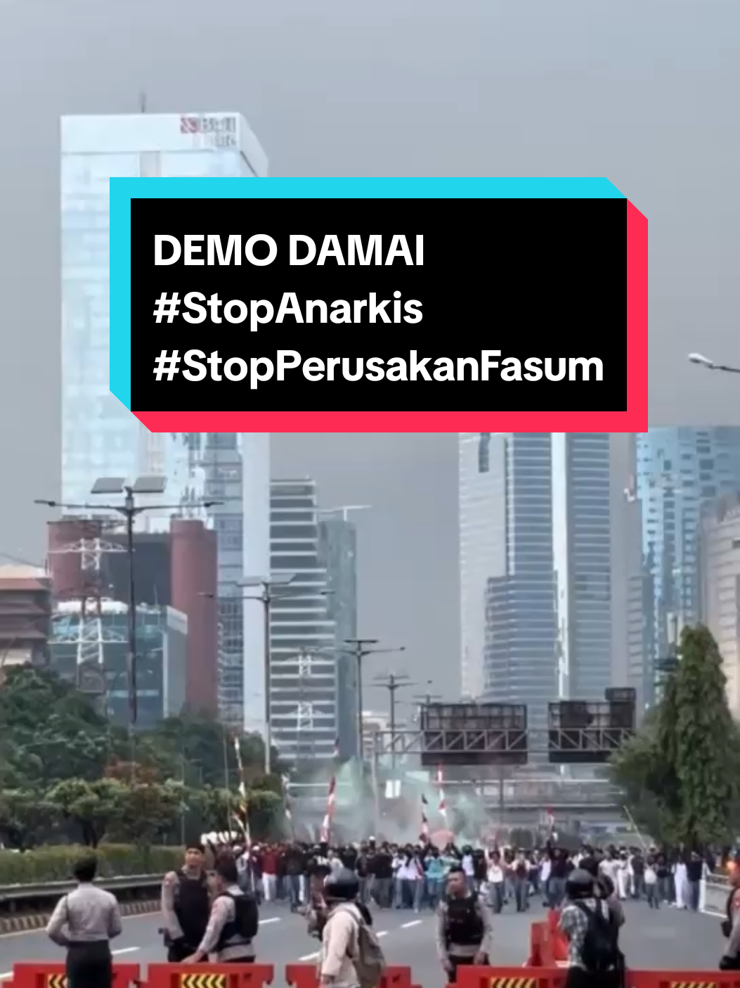 Kita semua ingin perubahan ✊. Tapi merusak fasilitas umum bukanlah jalan keluar 🚫🔥. Halte, jalan, dan sarana publik adalah milik kita bersama. Mari tunjukkan bahwa aspirasi bisa disuarakan dengan damai dan bermartabat 🇮🇩 #AksiDamai #JanganAnarkis #SuaraRakyat #DemoDamai #fyp 