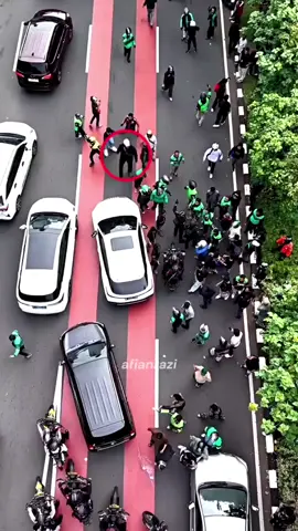 Siang kemarin (25/08) suasana di seputar Gedung DPR/MPR RI berubah mencekam. Pukul 13:40 WIB, aksi massa bentrok dengan petugas keamanan di Jl. Gerbang Pemuda Jakarta Selatan. Berdasarkan pantauan kamera udara yang dibagikan akun tiktok @afianrazi  di lokasi, terekam detik-detik pemuda dari barisan massa terlihat memprovokasi seorang polisi dari Tim Pengurai Massa (Raimas). Polisi bersama TNI menurunkan 1.250 personel. Water cannon & gas air mata dikerahkan demi menghalau massa yang tak kunjung bubar. #demo #oknum #fypdongggggggg 