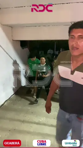HINCHA INFILTRADO🧐EN EL REAL SANTA CRUZ🏟️. . Un hincha de Blooming que cumplía su apuesta, dijo que lo vivió a full la victoria de su equipo. . Periodista: Jorge Eduardo - Alejandra Chimba . #RDCDeportes  #TuPasiónEsLaNuestra  #Guabirá #GuabiráEndulzaTuVida #CubaLibre  ́jatellevar   
