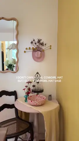 I may not be a true cowgirl, but I love this Cowgirl hat vase!!! #cowgirl #cowgirls #cowgirlhat #westerndecor #westerndecorfinds 