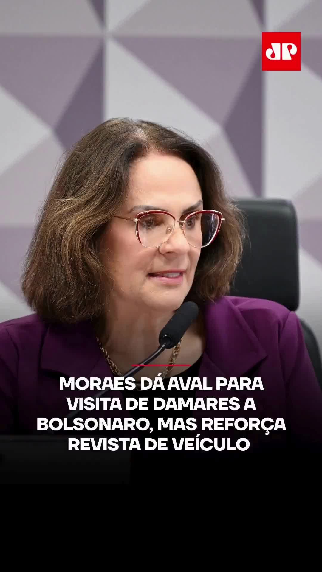O ministro do Supremo Tribunal Federal Alexandre de Moraes autorizou a senadora Damares Alves a visitar o ex-presidente Jair Bolsonaro. A liberação, no entanto, veio acompanhada de condições legais rígidas, como a revista obrigatória de todos os veículos que entrarem ou saírem da residência, incluindo uma vistoria interna. 📺 Confira na JP News e Panflix 📌 Siga o nosso perfil @jovempannews #Bolsonaro #visita #Damares #Moraes #revista #carro