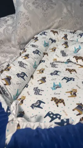 Nido para bebé suave y acogedor, diseñado con tela de algodón estampada con animalitos y borde aterciopelado en azul marino. Ideal para brindar comodidad y seguridad al recién nacido, creando un espacio cálido para dormir o descansar. Incluye cojincito a juego para mayor confort. Perfecto como regalo para baby shower o para el día a día de tu pequeño. #NidoParaBebé #AccesoriosBebé #MamáYBebé #BebéCómodo #RegaloBabyShower