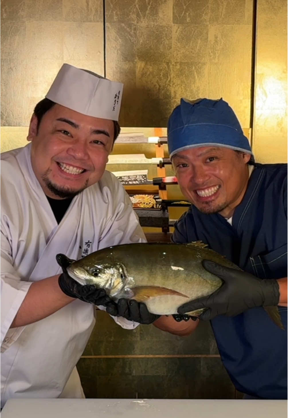 かきだくんにシマアジ握ってもらったよ #有楽町かきだ 
