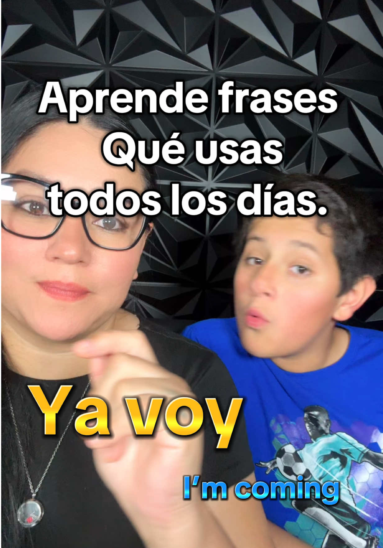 Frases que usas en la vida cotidiana. En español o en inglés, comenta cuál es más fácil para ti.  #learningspanish #spanishwithzabdi #bilingue #AprendeConTikTok #immersion 