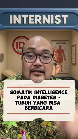 SOMATIK INTELIGENCE PADA DIABETES - TUBUH YANG BISA BERBICARA Tahukah kamu, tubuh penderita diabetes seringkali “berbicara” lewat sinyal halus? Rasa gemetar, lapar mendadak, keringat dingin, hingga lelah tiba-tiba bisa jadi tanda perubahan gula darah. Konsep ini disebut somatic intelligence—kemampuan tubuh mengenali perubahan internal melalui sensasi fisik. 📚 Studi di Frontiers in Psychology (2020) menjelaskan hubungan antara interoceptive awareness dan kesehatan metabolik. Sementara riset di Diabetes Care (2019) menunjukkan bahwa penderita diabetes yang peka terhadap sinyal tubuh lebih cepat mendeteksi hipoglikemia maupun hiperglikemia. ✨ Dengan melatih kesadaran tubuh melalui mindfulness, monitoring gula darah, dan pencatatan gejala, kita bisa menjadikan tubuh sebagai alarm alami untuk mencegah komplikasi. 👉 Dengarkan tubuhmu, karena tubuhmu bisa jadi penyelamatmu. GOD Bless Us All 😇🙏 . . . . #DoctorDeeInsight #DiabetesCare #SomaticIntelligence #DiabetesAwareness #Interoception     