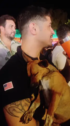 No meio da festa, um adorável cachorrinho caramelo roubou a cena, e não tive como resistir! Agora ele é meu novo companheiro de aventuras. Quem mais se encantou com esse encontro inesperado?” ##caramelo##curte##compartilha##show