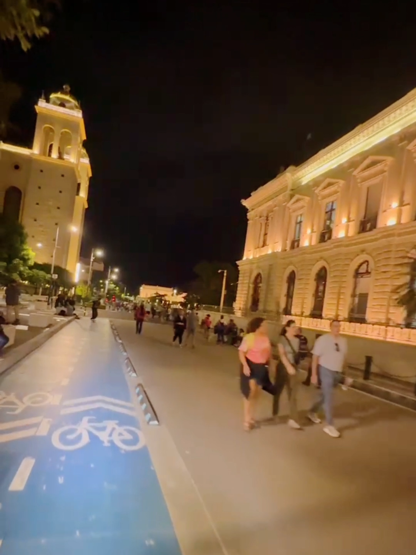 En bicicleta en el Centro Histórico de San Salvador. Inimaginable esto hace 6 años en El Salvador. #elsalvador #elsalvador🇸🇻 #elsalvador4k #elsalvador503 