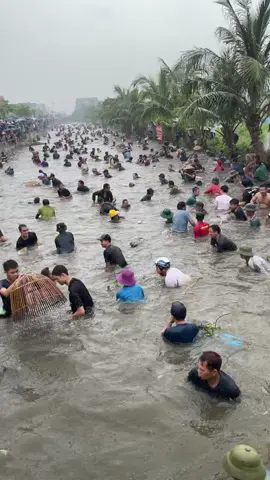 Dân chơi không sợ muưa rơi.Các nơm thủ quê tôi 