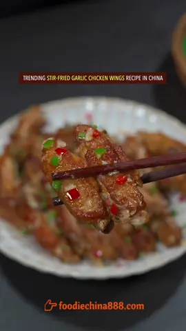 Trending stir-fried garlic chicken wings recipe in China. Do you want to try? #Recipe #cooking #chinesefood #chickenrecipes #chickenwings 