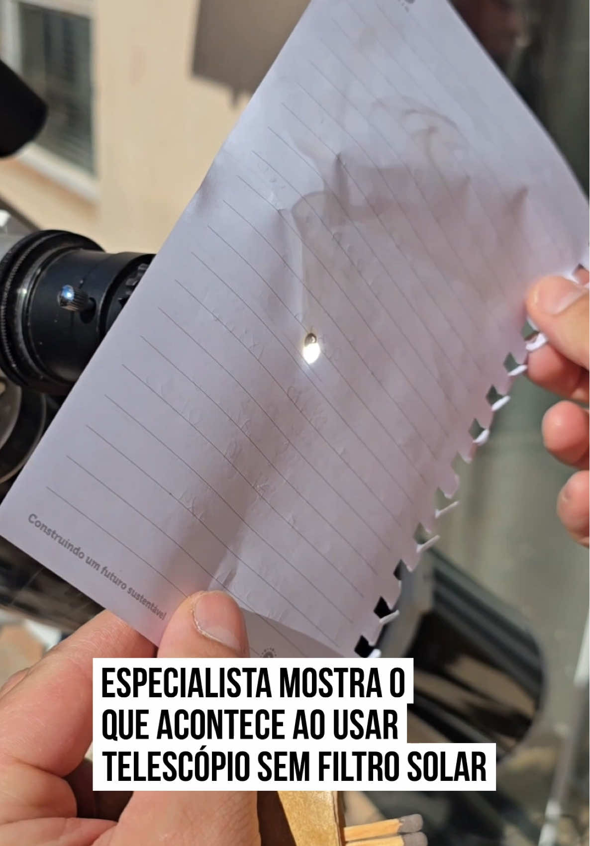 Lucas, um especialista em #telescópios, resolveu compartilhar uma curiosidade com os #seguidores e amantes da observação do #Universo: o motivo pelo qual telescópios também precisam de proteção solar.  No registro, o rapaz mostra os alertas que o próprio aparelho emite e as consequências práticas do mau uso. Em uma das cenas, ele chega a atear fogo em um papel usando o reflexo do sol no aparelho.  E aí, já sabia disso? #tiktoknotícias  📹 @AstroLucas | @myhoodbr