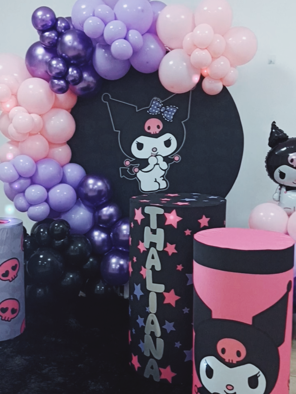 🖤🎀 Un cumpleaños con estilo Kuromi 🎀🖤 Detalles llenos de color, ternura y un toque rebelde que hicieron de esta decoración algo único. 🎉✨ #Kuromi #CumpleTematico #DecoracionEventos #FiestaConEstilo #EventosUnicos 