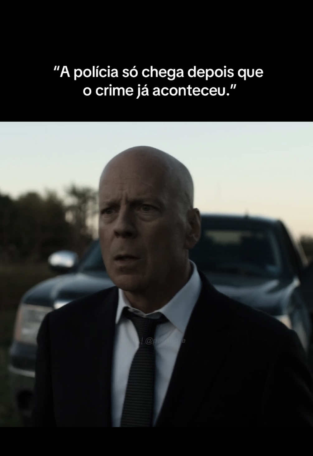 “Longos períodos de paz fomentam certas ilusões de ótica, entre elas a convicção de que a inviolabilidade do lar está fundamentada na constituição que o garante. Na realidade, isso se baseia no pai da família, que, com os filhos ao seu lado, aparece na porta com o machado na mão.” 📕 Ernst Jünger, no livro “The Forest Passage”. Per Onore | Pela Honra! #mindset #brucewillis #fyp