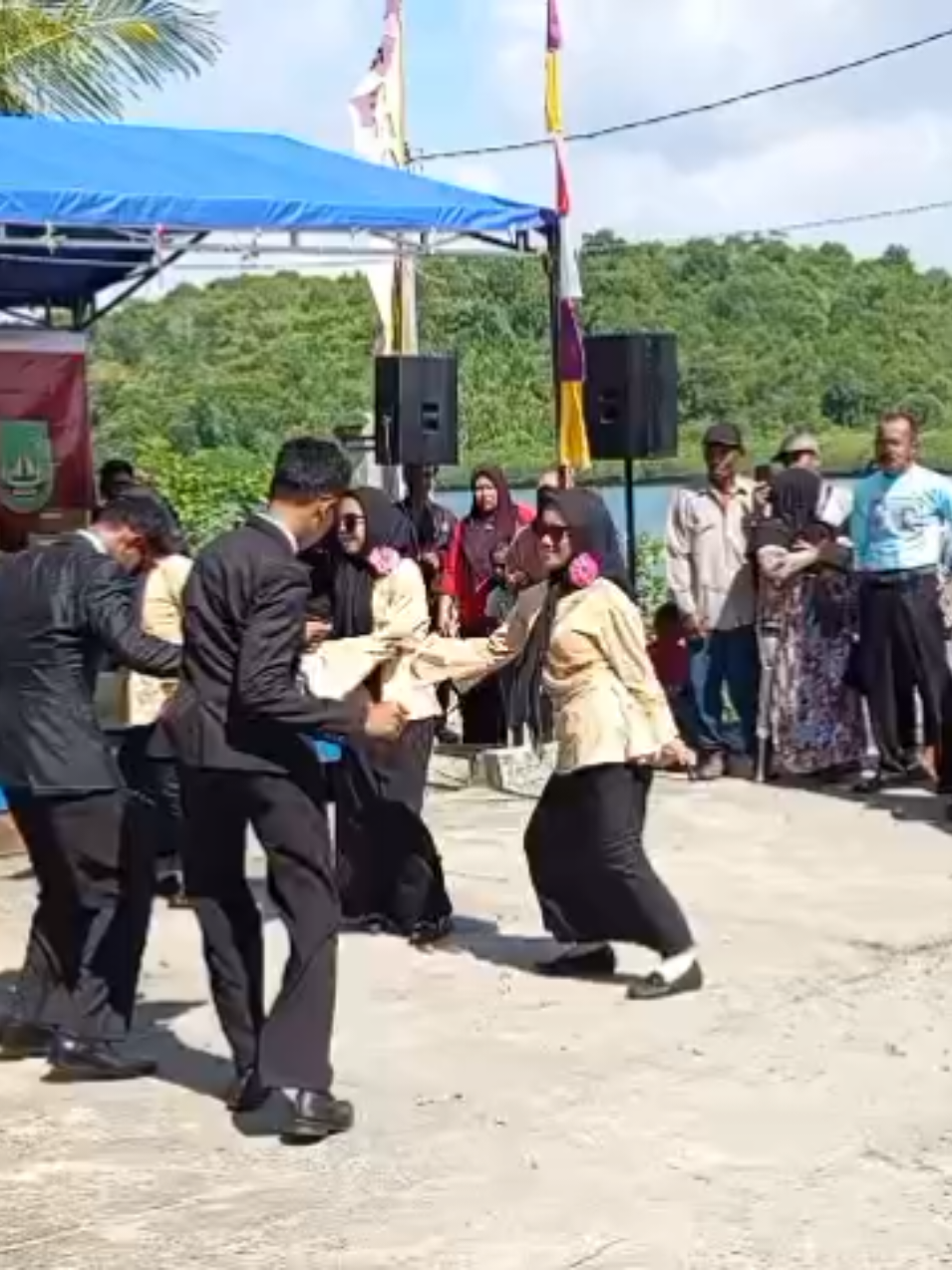 Warga Ngenang Rayakan Kemerdekaan dengan Lomba Unik dan Nostalgia  Perayaan Hari Ulang Tahun (HUT) ke-80 Kemerdekaan Republik Indonesia di Pulau Ngenang berlangsung meriah. Berbagai perlombaan unik digelar Minggu (31/8) untuk memeriahkan momen bersejarah tersebut. Acara yang dipusatkan di pulau kecil ini menyedot perhatian warga. Salah satunya lomba menghias mi laksa, di mana peserta adu kreativitas menyulap hidangan khas menjadi karya seni. Tak kalah menarik, lomba joget era 60-an sukses membangkitkan nostalgia. Alunan musik klasik membuat penonton ikut bergoyang, menambah suasana kian semarak. Kemeriahan juga merambah ke laut. Balap perahu cepat (speed boat racing) menjadi tontonan yang memacu adrenalin. Sorakan warga yang memadati bibir pantai makin membakar semangat para peserta. Selain lomba, panggung hiburan turut menampilkan joget era 60-an hingga 80-an. Seluruh rangkaian acara ini terselenggara berkat dukungan penuh PT Tanjung Sauh Panbil Group sebagai sponsor utama. Panbil Group juga menyiapkan hadiah menarik bagi para pemenang, mulai televisi 32 inci, sepeda, voucher menginap di Panbil Apartment, hingga beragam doorprize lainnya. Hadiah-hadiah itu menambah semangat kompetisi sekaligus memperkuat kebersamaan warga Pulau Ngenang dalam merayakan HUT RI ke-80. Reporter : Galih  #PulauNgenang #HUTRI80 #PanbilGroup #batam 