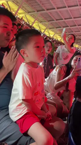 Một chiếc em bé nói chưa sõi nhưng hát thì không trật nhịp… cưng hết chỗ nói♥️♥️♥️ #concertquocgia #mydinh #quockhanh2025❤️🇻🇳 