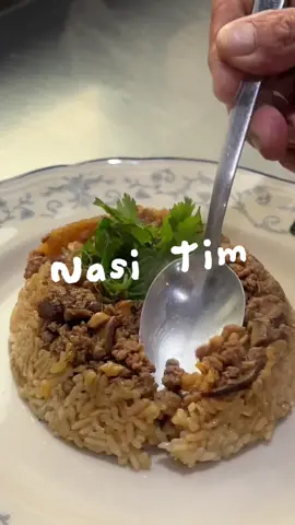 NASI TIM AYAM 🍚♨️ - Recipe below 👇  ———————————————— BAHAN: - Beras - 500 gr paha ayam (cincang) - 180 gr jamur shitakee - 8 siung bawang putih  - 30 ml kecap asin angsa - 2 sdm oyster sauce - 2 sdm dark soy mushroom  - 3 sdm minyak wijen - 40-50 ml kecap manis - air kaldu ayam secukupnya - merica putih secukupnya - gula secukupnya - garam secukupnya - daun bawang - daun ketumbar ———————————————— #fyp #fypage #resepmasakan #masakanrumahan #chef 