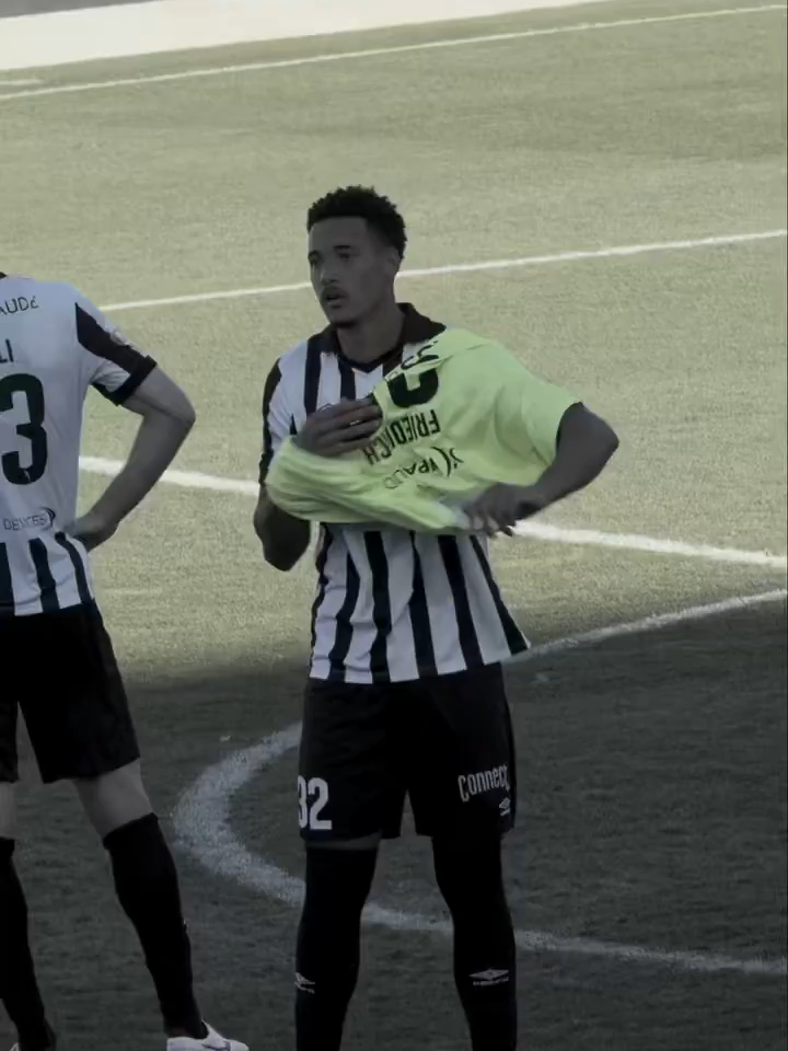 Ah, o futebol! 🤯⚽️ O Portimonense, da Segunda Divisão de Portugal, teve dois goleiros expulsos. 🟥 Sem opções, sobrou para o zagueiro Jarleysom assumir a bronca! 💪 O brasileiro cumpriu a missão com maestria, fez defesas incríveis e foi eleito o melhor do jogo! 👑✨ 🎥: PortimonenseSAD #Redes8