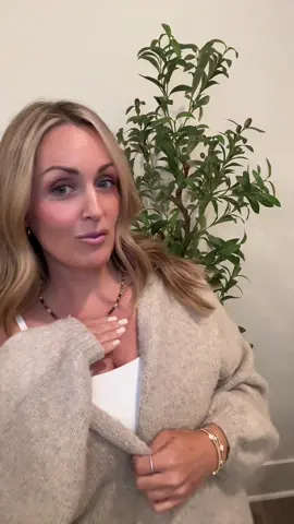 Love this one so much! This natural gemstone beaded necklace is the perfect pop of color for all your outfits! Truly goes with everything and the quality is 10/10! #necklace #gemstonejewelry #beadednecklace #affordablejewelry #fallfashion 