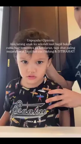 Moms team tetep sekolahin/ngga saat anak bapil?🤧 Di sekolah anak MinCare lagi pada gantian banget nih yang sakit.🥹 Selain 2 hal di atas, hidrasi juga sangat penting ya, Moms! karena cairan akan bantu lendir batuk/pilek tidak terlalu kental. Menurut AAP, kebutuhan cairan anak 1-3 tahun = 950ml, 4-8 tahun = 1200ml. Untuk lebih mudah, Moms bisa gunakan tumbler agar minum anak benar-benar tertakar. Balur krim menthol & eucalyptus juga terbukti melegakan napas & bantu anak tidur lebih nyenyak.  Lekas sembuh & ceria lagi untuk si Kecil yang saat ini sedang berjuang melawan bapil!🤧💪🏻 #pilek #cucihidung #anakpilek 