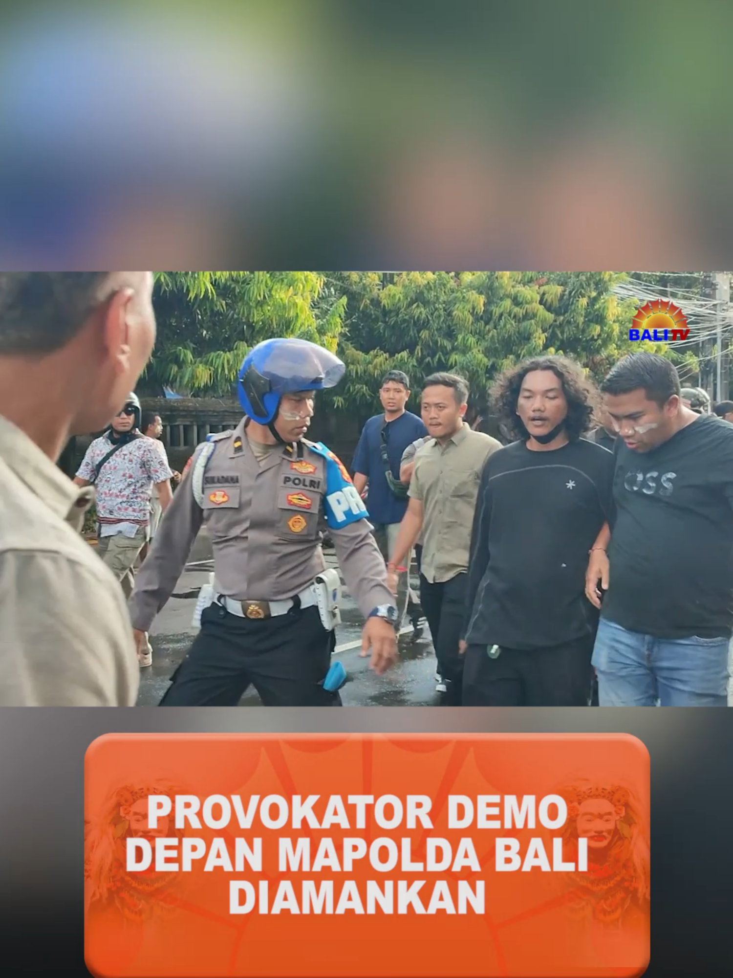 Polisi menangkap 22 orang dalam aksi demonstrasi solidaritas mahasiswa dan pengemudi ojek online di markas Polda Bali pada Sabtu (30/8/2025). #aksidemo #poldabali #provokatordemo