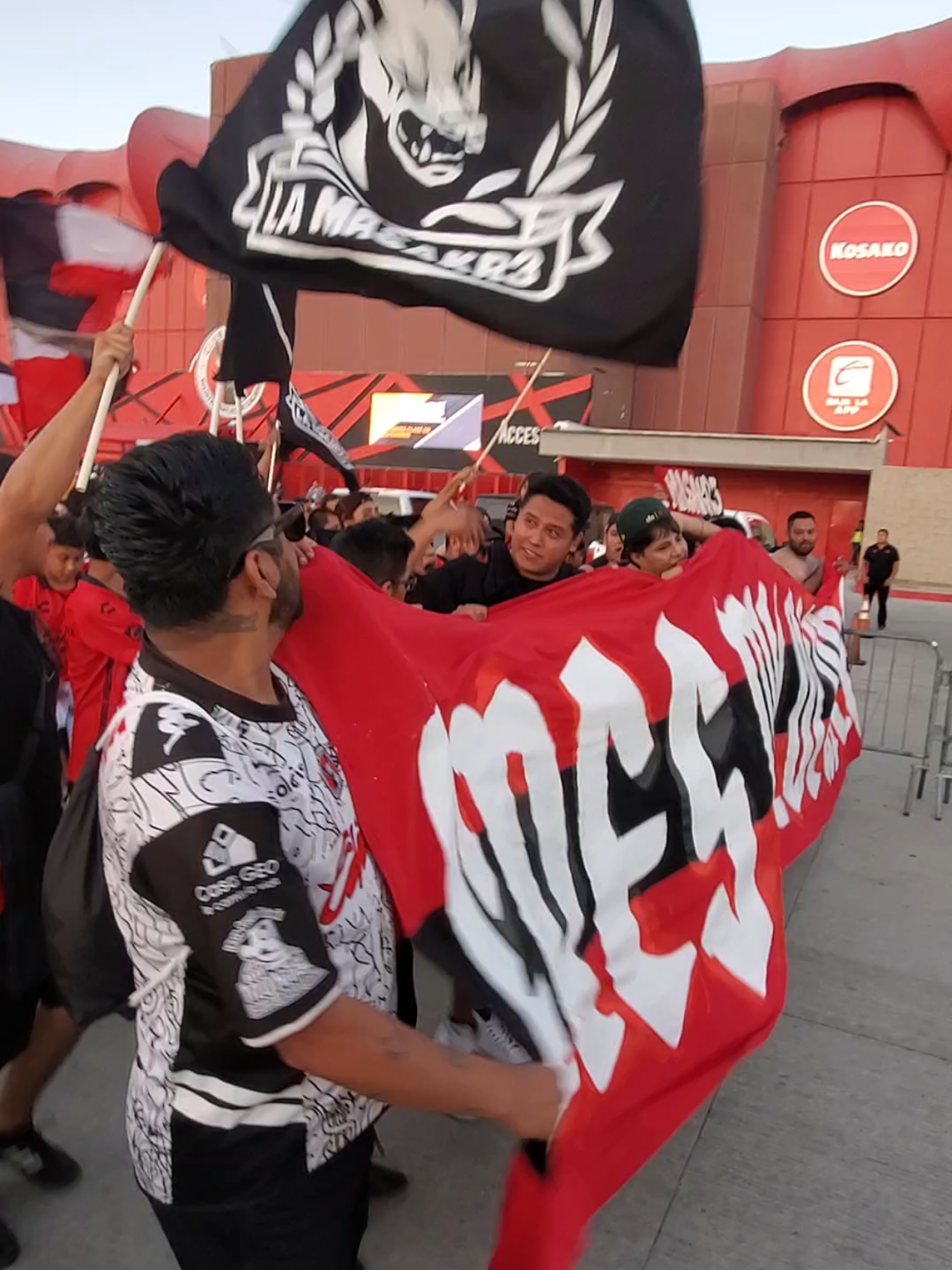 🏟🔥 LA MASAKR3 EN CARAVANA 🔥⚽ La afición rojinegra recibe con cánticos al equipo para el duelo contra los hidrocalidos🔴⚫️ #Xolos #Necaxa #LigaMX #JocheSports