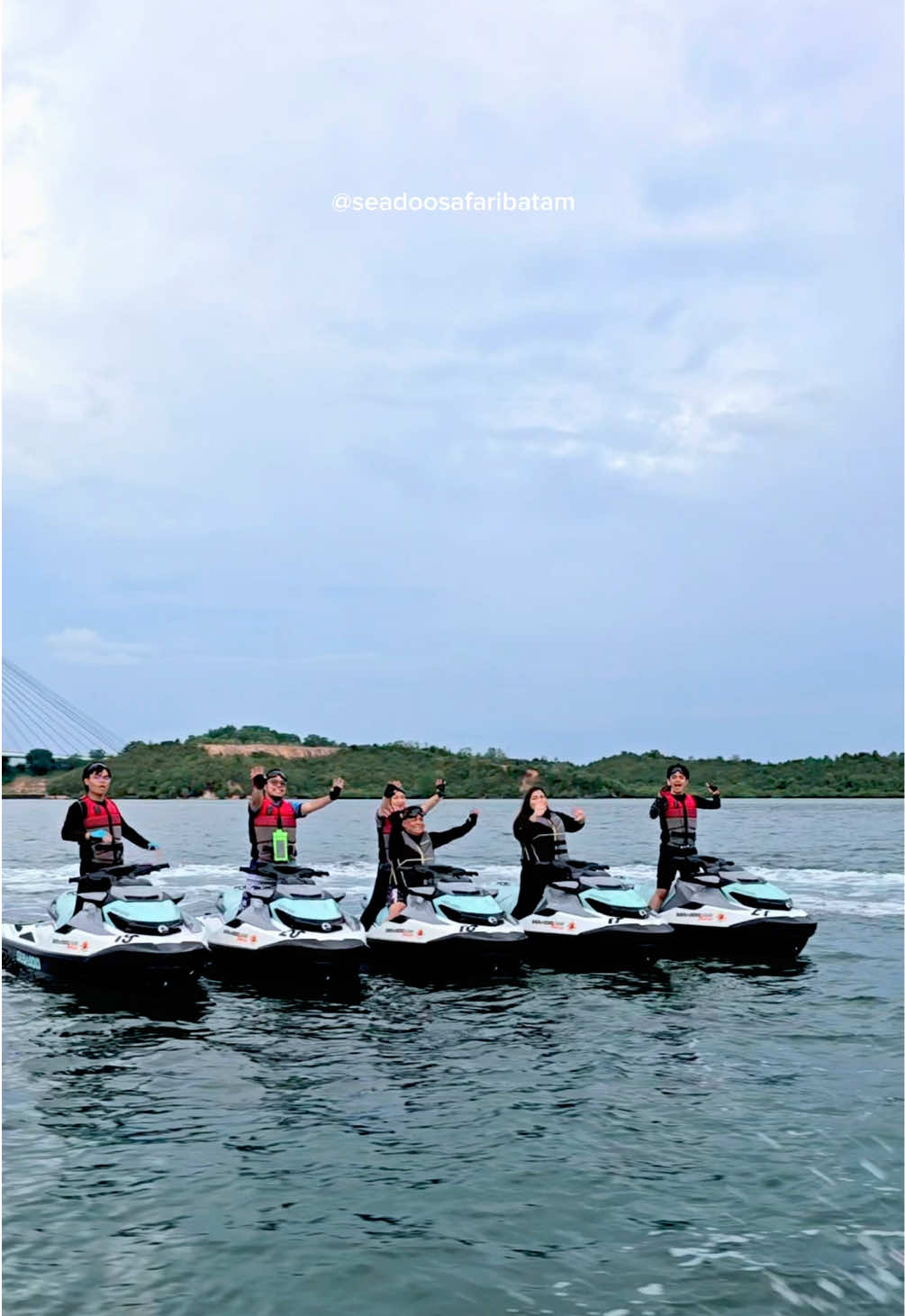 Pastinya riding bareng keluarga jadi salah satu pilihan yang cocok untuk weekend kalian🤩  #seadoosafaribatam #seadoolife #islandlife #harrisresortbarelang #jetskibatam 