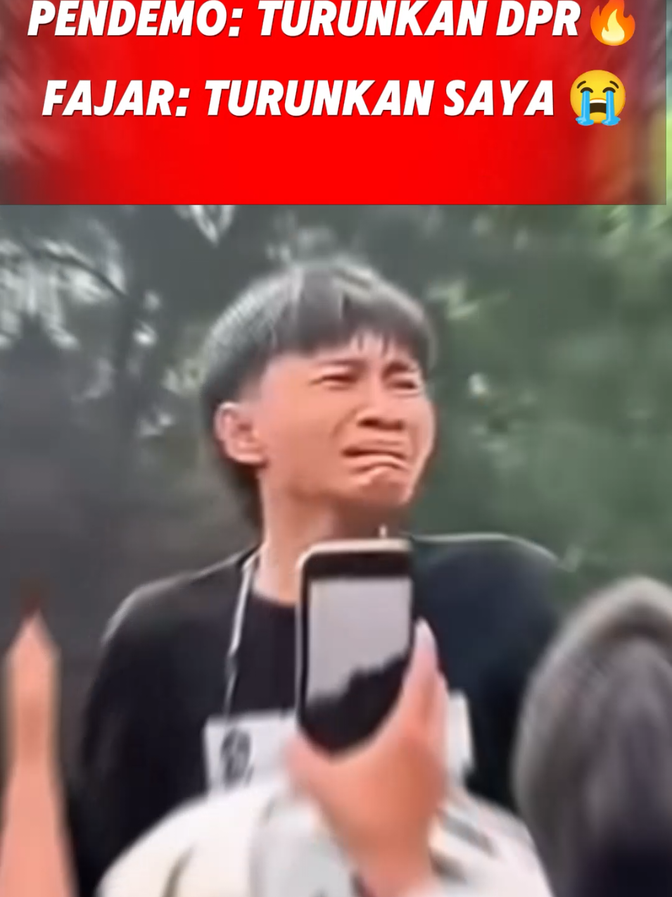 Fajar sadboy: 😭turunkan saya😭 ditengah2 demo turunkan DPR.  #demo #rakyatbersuara #dprrikhianatirakyat #kedaulatanrakyat #fajarsadboy 