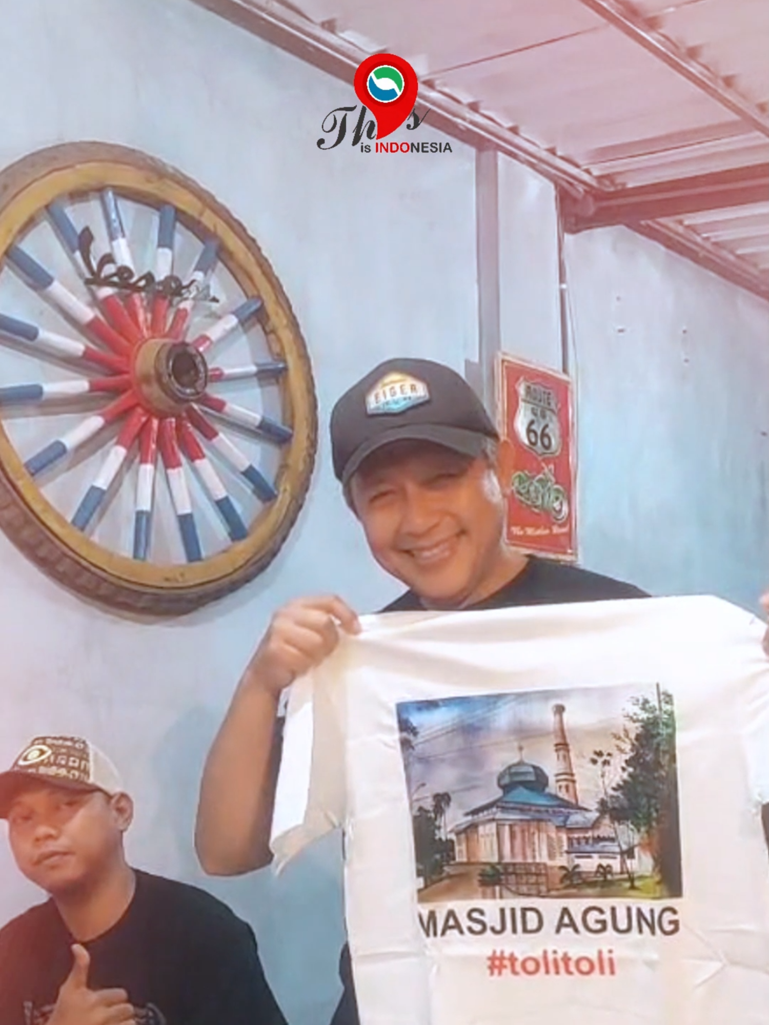 Ikon Kabupaten Tolitoli kembali diabadikan lewat karya seni. Masjid Agung Tolitoli yang megah berhasil dituangkan dalam lukisan indah karya Bang Fandi Rais. Lukisan ini mendapat apresiasi dari Anggota DPRD Kabupaten Tolitoli, Jemi Yusuf. Menurut Jemi Yusuf, karya seni seperti ini tidak hanya memperlihatkan keindahan ikon daerah, tetapi juga memiliki peran penting dalam memperkenalkan Tolitoli kepada khalayak luas. “Dengan lukisan, kita bisa mengabadikan ikon Tolitoli, mengundang perhatian masyarakat untuk menyaksikan keindahan dan eksotismenya. Harapan kita, karya ini dapat menggema hingga Nusantara bahkan mancanegara, sehingga semakin banyak yang mengenal Tolitoli,” ujar Jemi Yusuf. Kehadiran karya seni tersebut menjadi wujud nyata kecintaan terhadap daerah sekaligus sarana promosi budaya dan wisata, menjadikan Tolitoli sebagai daerah yang pantas dibanggakan.
