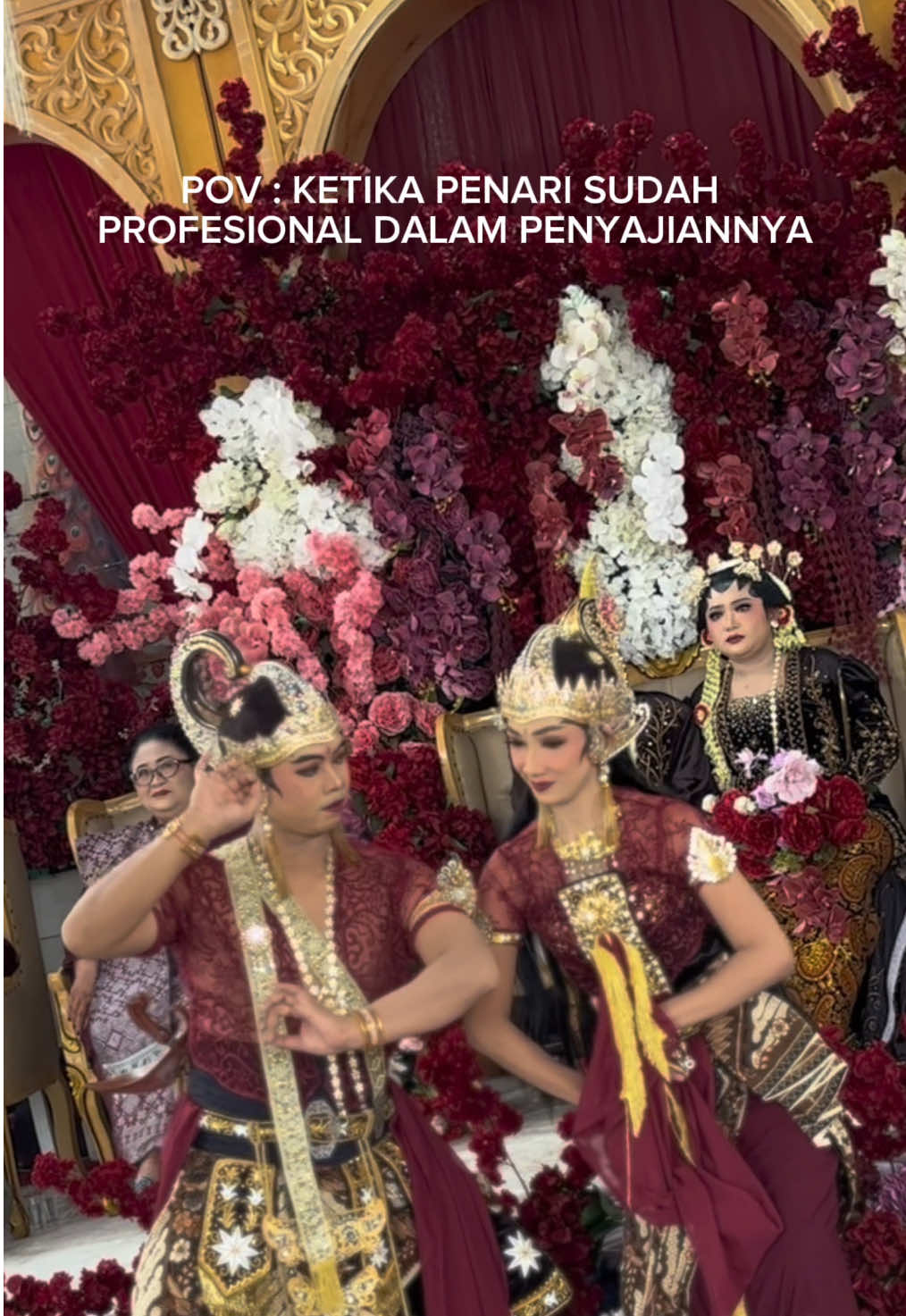 Plisss 😭👈🏻👈🏻 Kejadian seperti ini tidak sekali 2 kali , kasihan pengantin & keluarganya yg harusnya bisa menikmati Sajian 🙏🏻 Kami ingin maksimal & tanggung jawab profesional karena kami di bayar , supaya Wedding Impiannya bisa indah ☺️🙏🏻 wis kaya makhluk tak kasat mata kae lho 😭 minta tolong saling bisa menghormati & toleransi 🙏🏻 adab etika jg perlu 🙏🏻 kami datang juga dengan sopan 🙏🏻 kadang tamu sendiri yg ngeyel , sudah di ingatkan masih tetap nrobos 🙈 saat itu kami saat menari juga pernah gara” tamu naik mau foto lalu oleh pihak oknum WO kami di suruh minggir , sedangkan posisi sedang menari 🥹 saya mengupload video ini supaya kedepannya bisa saling bertoleransi,menghormati & hal seperti ini tidak terus”an terjadi 🙏🏻 untuk MC,WO,PANITIA mohon lebih disikapi hal seperti ini, supaya acara bisa kondusif 🙏🏻 